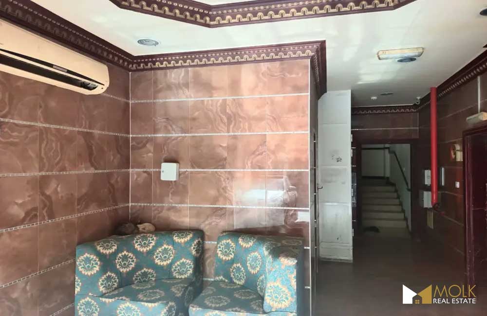 Appartement à vendre dans un immeuble entier à Al Manoura